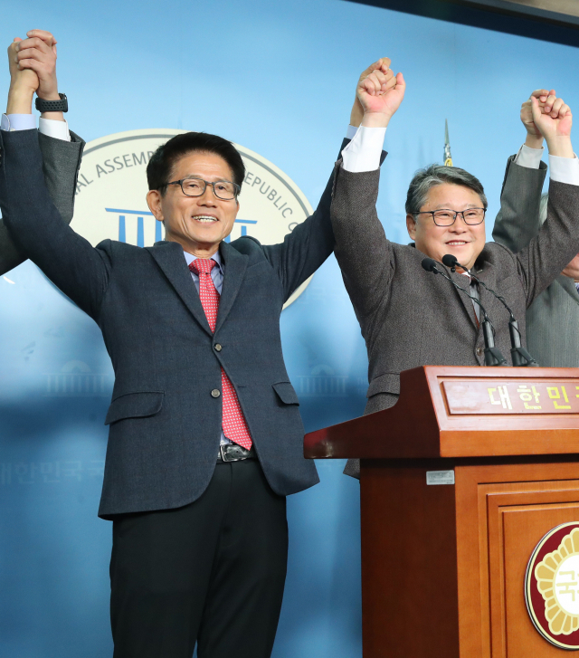 우리공화당 조원진 대표(오른쪽)와 자유통일당 김문수 대표가 지난달 20일 서울 여의도 국회 정론관에서 통합추진을 발표한 뒤 기념촬영을 하는 모습. 자유공화당은 이달 3일 창당했으나, 21일 김 대표가 탈당하면서 우리공화당으로 바뀌게 됐다. 연합뉴스