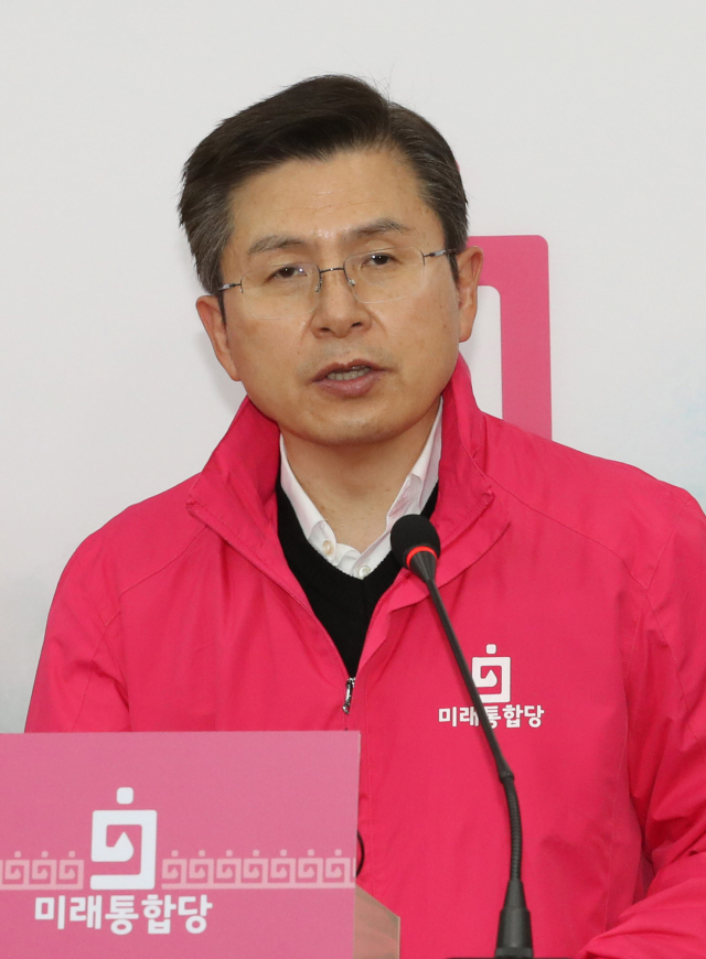 미래통합당 총괄선대위원장인 황교안 대표가 22일 오후 서울 여의도 국회에서 경제위기대책 관련 기자회견을 하고 있다. 연합뉴스