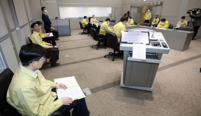정세균 국무총리가 23일 오전 정부서울청사에서 열린 신종 코로나바이러스 감염증(코로나19) 대응 중앙재난안전대책본부 회의를 주재하고 있다. 연합뉴스