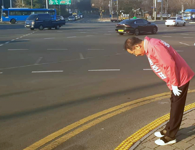 대구 수성을 출마를 선언한 무소속 홍준표 후보가 18일 오전 수성구 두산 오거리에서 출근 인사를 하고 있다. 홍준표 페이스북 캡쳐