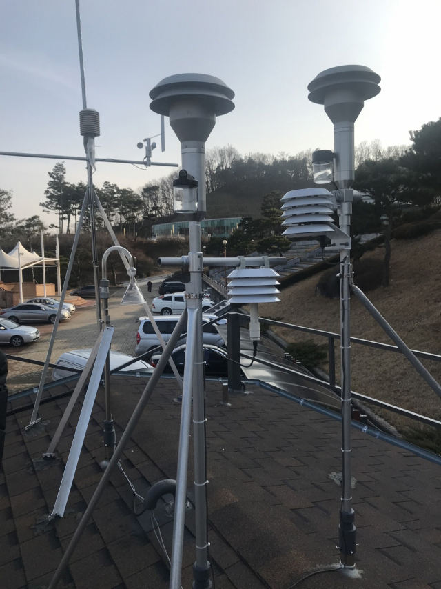 영주시 가흥동 시립도서관으로 옮긴 대기오염측정망. 24일부터 미세먼지 측정 데이터를 송출한다. 영주시 제공