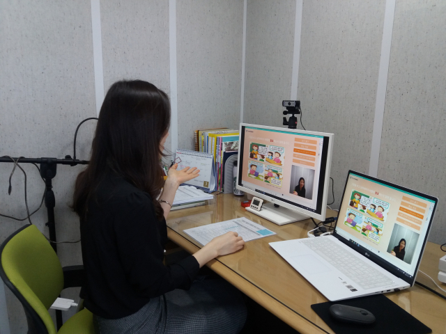 원격 화상수업을 진행하는 교사가 온라인으로 수업을 진행하는 모습. 경북도교육청 제공