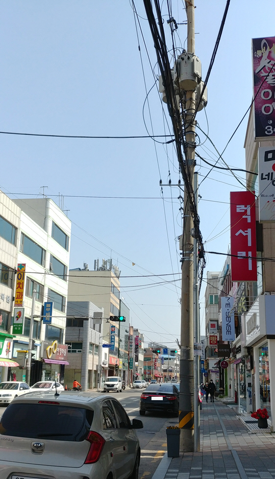 도시미관을 해치고 있는 전선이 뒤엉킨 상주 시내 전신주. 상주시의 전선 지중화사업으로 2023년이면 완전 철거된다. 상주시 제공
