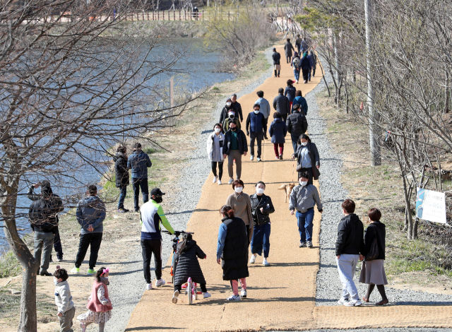지난 14일 경북 칠곡군 동명지 수변생태공원에 나들이 나온 많은 시민들이 마스크를 착용한 채 산책을 즐기고 있다. 매일신문 DB
