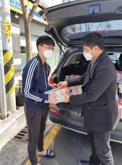 성주고 김진영(오른쪽) 선생님이 제자를 직접 찾아가 새 학기 교과서를 전달하고 있다. 성주고 제공