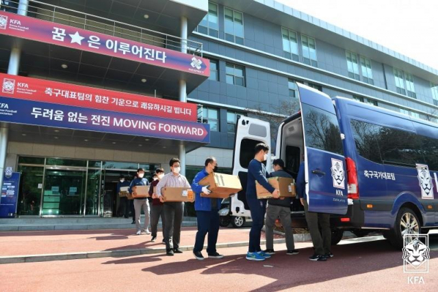 대한축구협회가 보건복지부와 논의해 오는 25일부터 NFC 본관 건물을 코로나19 경증 확진자를 위한 생활치료센터로 사용한다고 23일 밝혔다. 사진은 파주 NFC 짐 정리하는 축구협회 직원들. 대한축구협회 제공.