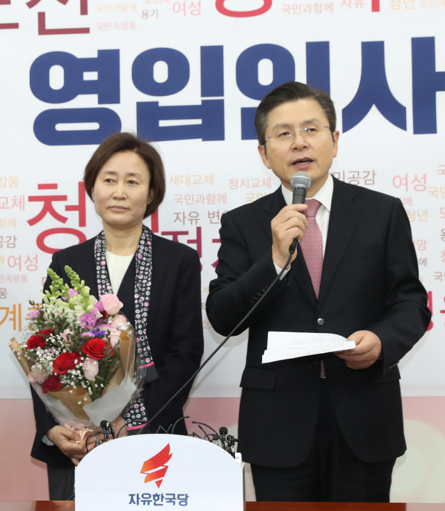 자유한국당 황교안 대표가 7일 오전 서울 여의도 국회에서 열린 2020 영입인사 환영식에서 10번째 영입인재인 윤봉길 의사의 장손녀 윤주경 전 독립기념관장에게 꽃다발을 전달한 뒤 발언하고 있다. 연합뉴스