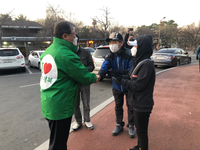 조원진 자유공화당 예비후보가 오후 늦게 찾은 두류공원에서 시민들과 인사를 나누고 있다.