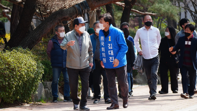 김대진 더불어민주당 예비후보가 두류공원에서 산책하는 시민과 대화를 시도하고 있다.