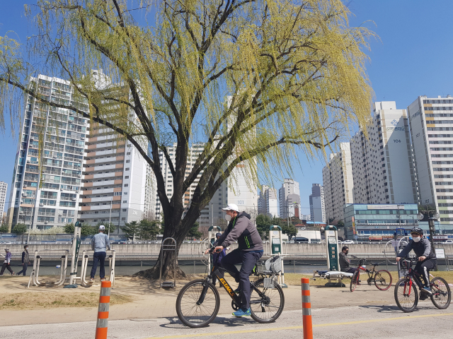 23일 대구 신천둔치가 자전거 타기, 조깅 등 운동을 하러 온 시민들로 북적이고 있다. 변선진 기자