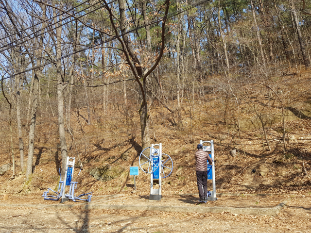 23일 대구 앞산공원에서 한 시민이 야외 운동기구를 이용해 운동하고 있다. 변선진 기자
