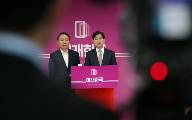 미래한국당 배규한 공천관리위원장이 23일 오후 서울 영등포구 여의도 미래한국당 당사에서 비례대표 후보 명단 발표 후 취재진 질문에 답하고 있다. 왼쪽은 사무총장인 염동열 공천관리위원회 부위원장. 연합뉴스