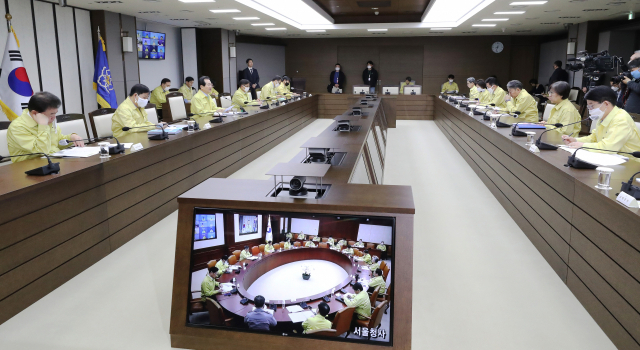 정세균 국무총리가 24일 오전 세종시 정부세종청사에서 열린 신종 코로나바이러스 감염증(코로나19) 대응 중앙재난안전대책본부 회의에서 발언하고 있다. 이날 회의는 