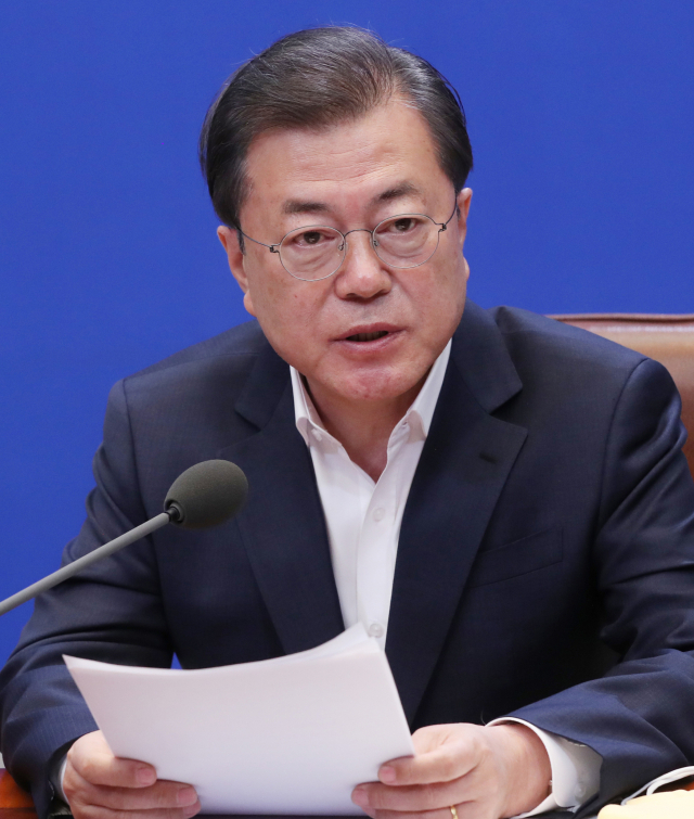 문재인 대통령이 24일 청와대에서 코로나19 관련 2차 비상경제회의를 주재하고 있다. 연합뉴스