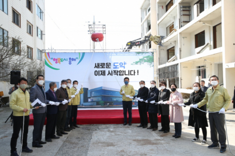24일 오전 포항 북구 흥해읍 대성아파트 A동 철거 공사 착공식이 진행되고 있다. 포항시 제공.