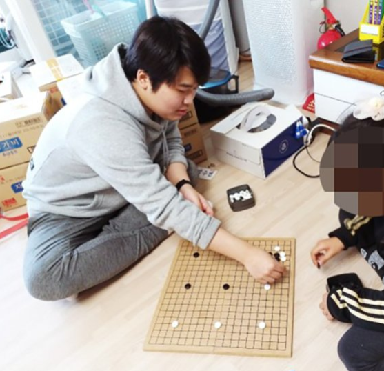 인천 봉사단체 홈페이지에 게시된 조주빈 씨 모습