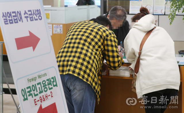 지난달 24일 대구 서부고용복지센터에서 실직자들이 실업급여 수급신청 서류를 작성하고 있다. 성일권 기자 sungig@imaeil.com