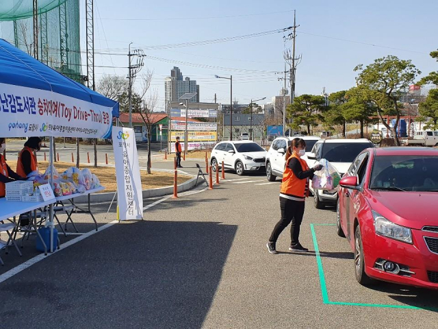 경북 포항시와 울진군은 코로나19 확산을 막기 위해 오는 4월 4일까지 평생학습원 1주차장에 마련한 임시대여소에서 주민이 차에 탄 채 장난감을 빌리거나 반납할 수 있는 서비스를 도입한다고 23일 밝혔다. 드라이브 스루로 장난감을 대여하는 모습. 연합뉴스
