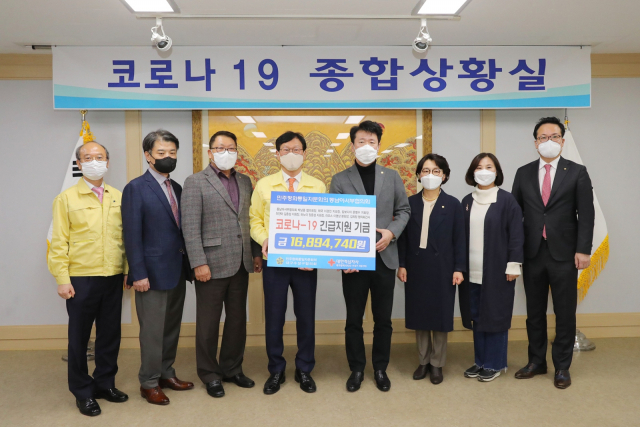 신철범(왼쪽에서 다섯 번째) 민주평통 수성구협의회장이 성금을 전달하고 기념촬영을 하고 있다. 수성구 제공