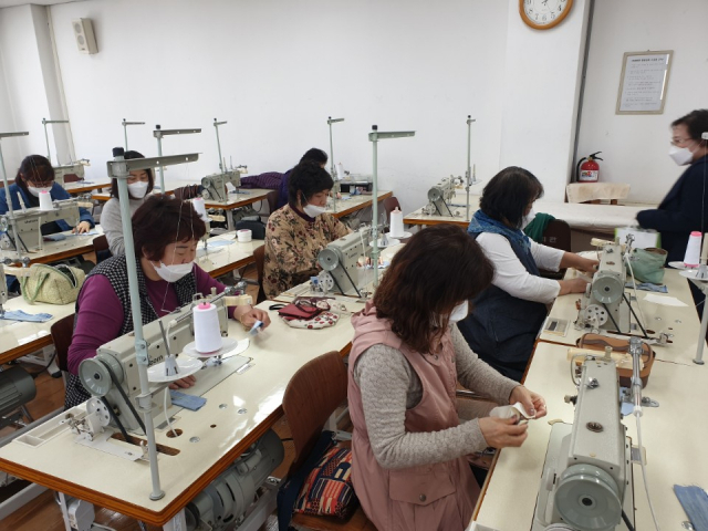 경산시자원봉사센터가 23일부터 경산시와 재능기부 자원봉사자들의 협조를 받아 경북형 면 마스크(필터교체형) 제작을 하고 있다. 경산시자원봉사센터 제공