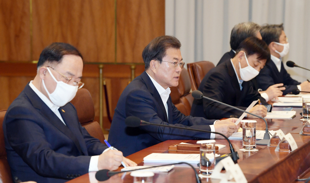 문재인 대통령이 24일 청와대에서 코로나19 관련 2차 비상경제회의를 주재하고 있다. 연합뉴스