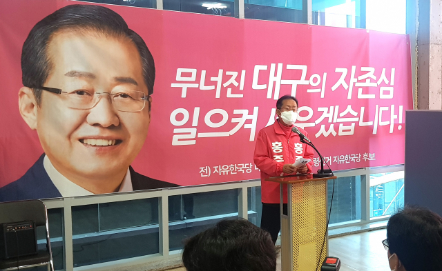 이상식 더불어민주당 예비후보가 24일 선거사무실을 찾은 대구지역 더불어민주당 광역기초의원들의 정책연구모임인