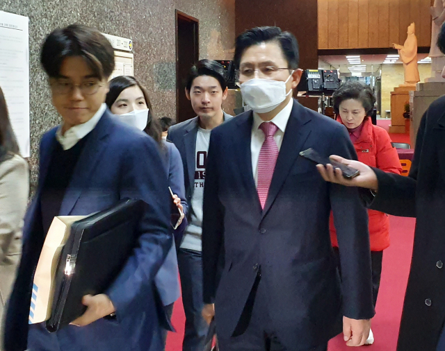 미래통합당 황교안 대표가 25일 국회에서 열린 비공개 최고위원회의에 입장하고 있다. 연합뉴스