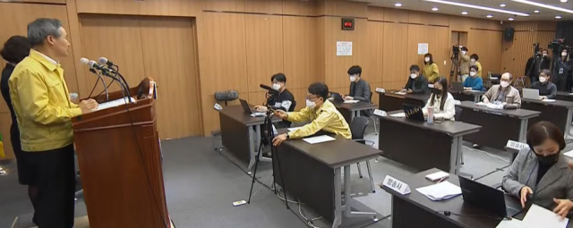 채홍호 대구시 행정부시장이 25일 정례브리핑을 진행하고 있다.