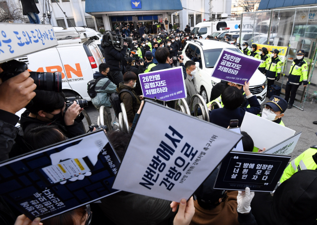 25일 인터넷 메신저 텔레그램에서 미성년자를 포함한 여성들의 성 착취물을 제작 및 유포한 혐의를 받는 