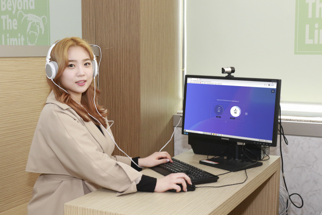 경일대 재학생이 대학일자리센터 내에 설치된 AI 및 VR기기를 통해 모의면접을 진행하고 있다. 경일대 제공