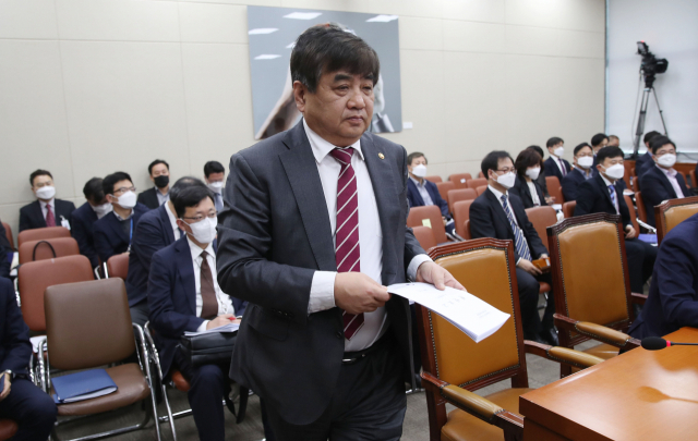 한상혁 방송통신위원회 위원장이 25일 오전 국회에서 텔레그램 등 디지털상에서의 성범죄(n번방 사태) 관련 긴급 현안보고를 위해 열린 과학기술정보방송통신위원회 전체회의에서 현안보고를 위해 단상으로 향하고 있다. 연합뉴스