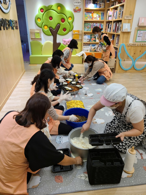 24일 수성아이파크어린이집 교직원들이 사랑의 도시락을 직접 준비하고 있다. 수성구 제공