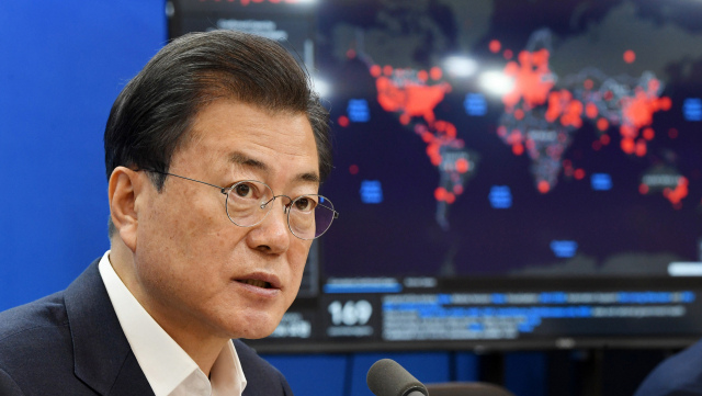 문재인 대통령이 25일 송파구 씨젠에서 코로나19 진단시약 긴급사용 승인 기업 대표들과 간담회를 하고 있다. 연합뉴스