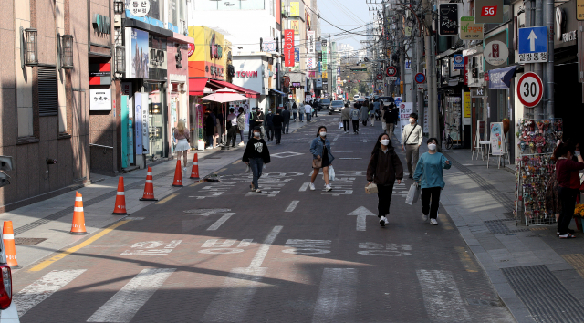 25일 오후 대구 중구 동성로에 코로나19 영향으로 차량통행이 급감하면서 불법 주차 차량을 찾아 볼 수 없을 정도로 깨끗한 모습이다. 김영진 기자 kyjmaeil@imaeil.com