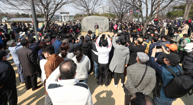 홍준표 전 자유한국당(통합당 전신) 대표가 17일 오후 대구 수성못 이상화 시인의 시비 앞에서 오는 총선에서 무소속으로 대구 수성구을에 출마하겠다는 뜻을 밝히고 있다. 연합뉴스