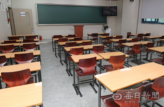 지난달 25일 코로나19 여파로 휴원 중인 대구 수성구 한 학원에 수강생들이 없어 썰렁한 모습을 보이고 있다. 성일권 기자 sungig@imaeil.com