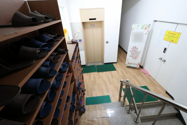 신천지 위장교회로 확인된 대구시 달서구 한 상가 건물의 5층 사무실 신발장에 22일 실내화가 들어차 있다. 연합뉴스