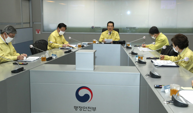정세균 국무총리가 26일 오전 정부서울청사에서 열린 코로나바이러스 감염증-19 대응 중앙재난안전대책본부 회의에서 발언하고 있다. 연합뉴스