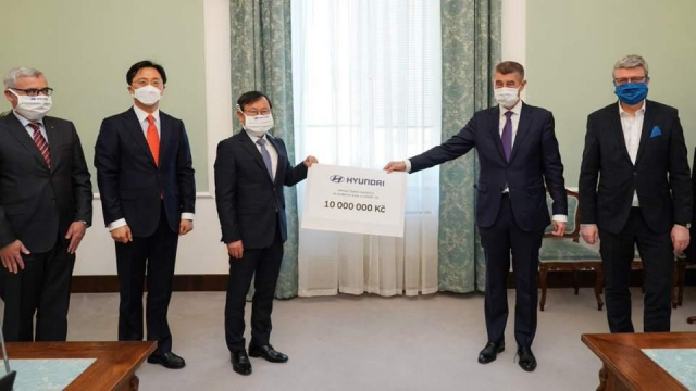 체코 정부가 지난 24일부터 한국과 체코 간의 직항노선 금지 조치 해제 및 신종 코로나바이러스 감염증(코로나19) 위험국가에서 제외했다고 주체코 한국대사관이 25일(현지시간) 전했다. 사진은 김태진 주체코 한국대사와 양동환 현대자동차 체코법인장이 안드레이 바비시(오른쪽 두 번째) 체코 총리를 만나 성금을 전달하고 있다. 연합뉴스
