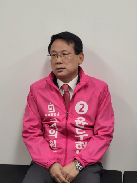 윤두현 미래통합당 후보가 26일 후보자 등록후 공약 등을 발표하고 있다. 김진만 기자