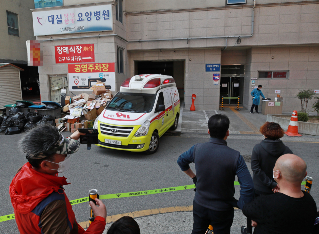 코로나19가 장기화되면서 요양병원에 있는 노부모나 타지에 사는 자녀와의 그리움을 호소하는 이들이 늘고 있다. 지난 22일 대구 달성군 대실요양병원에서 코로나19 확진자가 잇따라 발생하면서 구급차량이 환자를 이송하고 있다. 연합뉴스