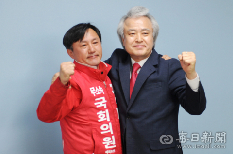 4·15 총선 안동예천 선거구에 무소속으로 출마했던 권택기(왼쪽), 김명호 예비후보가 25일 하루동안 여론조사를 통해 권택기 후보로 단일화를 선언했다. 26일 단일화 기자회견에서 두 사람이 부둥켜 안고 있다. 엄재진 기자