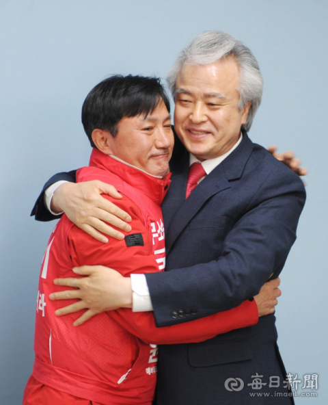 415총선 안동예천선거구에 무소속으로 출마했던 권택기, 김명호 예비후보가 25일 하루동안 여론조사를 통해 권택기 후보로 단일화를 선언했다. 26일 단일화 기자회견에서 두 사람이 부둥켜 안고 있다. 엄재진기자