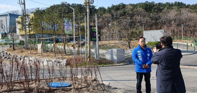 허대만 더불어민주당 포항남울릉 국회의원 후보가 24일 오전 포항 남구 호동에 있는 고형폐기물(SRF) 열병합발전소 앞에서 이 지역 관련 공약 소개 동영상을 촬영하는 모습. 허대만 후보 제공