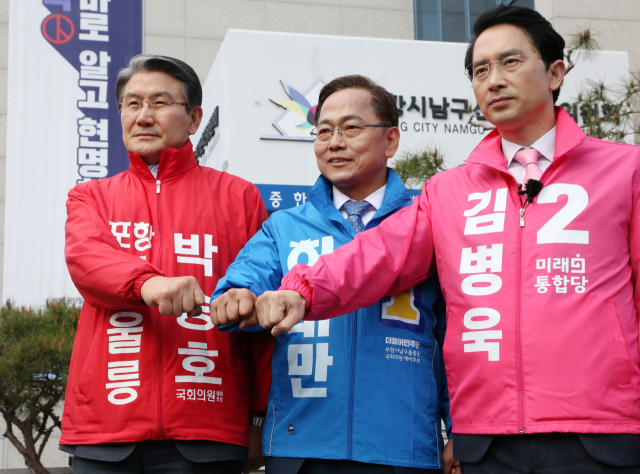 26일 경북 포항시남구선거관리위원회 앞에서 4·15 총선 포항 남구·울릉 선거구에 출마하는 후보들이 모여 선전을 다짐하고 있다. 왼쪽부터 무소속 박승호, 더불어민주당 허대만, 미래통합당 김병욱 후보. 연합뉴스