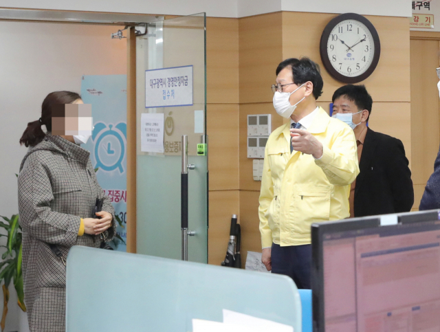 김대권(오른쪽 두번째) 대구 수성구청장이 26일 오전 대구신용보증재단을 방문해 소상공인의 애로사항을 듣고 있다. 수성구 제공