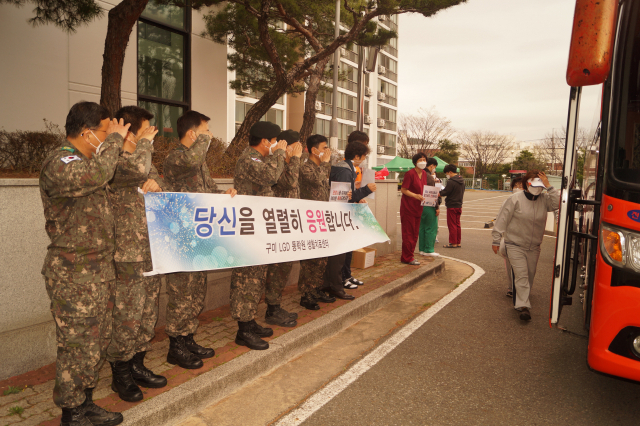 경북 구미 코로나19 생활치료센터 LG디스플레이 동락원에서 완치 판정을 받은 퇴소자들이 버스에 오르고 있 다. 전병용 기자
