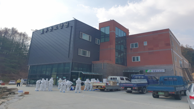 코로나19 집단 발병사태로 운영이 중단됐던 봉화 푸른요양원이 새출발을 했다. 하지만 치료를 받고 퇴원한 입소자와 종사자가 무더기로 재확진 되고 있다. 봉화군 제공