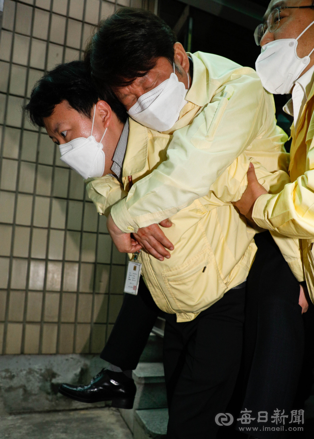 권영진 대구시장이 26일 오후 대구시의회에서 열린 코로나19 극복을 위한 원포인트 임시회가 끝난 뒤 본회의장을 나서던 중 갑자기 쓰러져 시장실로 옮겨지고 있다. 이후 권 시장은 119 구급차로 경북대병원으로 이송됐다. 우태욱 기자 woo@imaeil.com