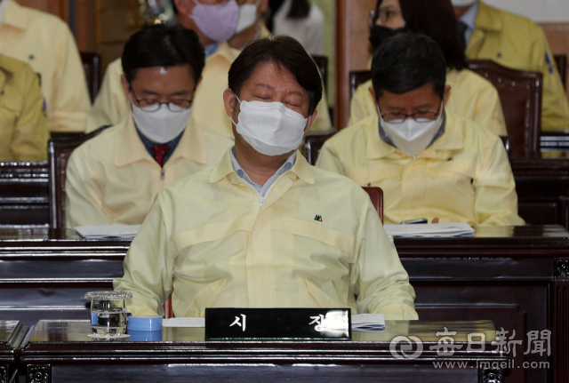 권영진 대구시장이 26일 오후 대구시의회에서 열린 코로나19 극복을 위한 원포인트 임시회에 참석해 자리에 앉아 있다. 우태욱 기자 woo@imaeil.com